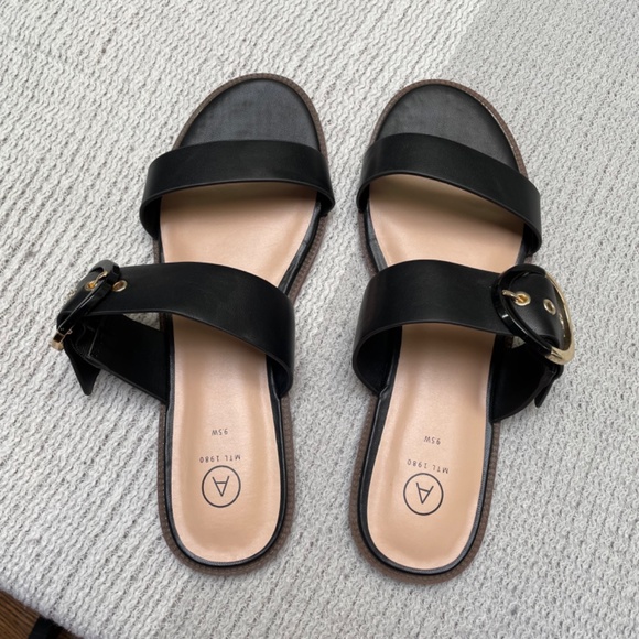 Brand New - ladies size 9.5 wide width black sandal with gold and black buckle - Picture 6 of 6